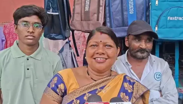 ফুটপাথৰ দোকানেৰে পিতৃৰ জীৱন সংগ্ৰাম, NEET পৰীক্ষাত উজলিল পুত্ৰ