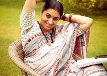 এসময়ত ৰেষ্টুৰেণ্টত বাচন ধুইছিল স্মৃতি ইৰানীয়ে