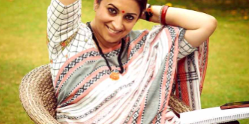 এসময়ত ৰেষ্টুৰেণ্টত বাচন ধুইছিল স্মৃতি ইৰানীয়ে