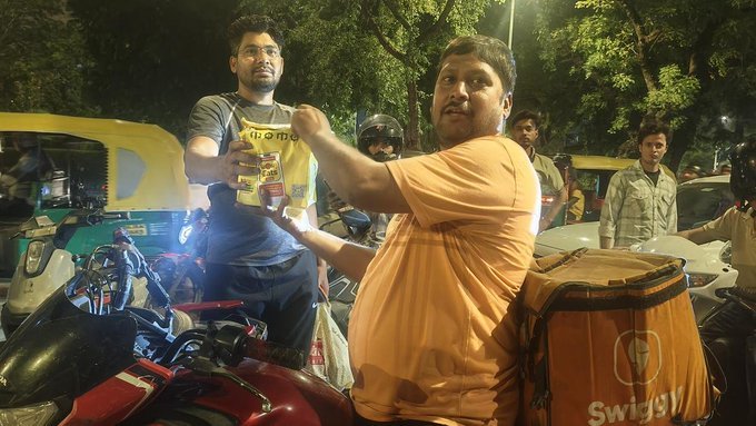 আমেৰিকা-কানাডাৰ পৰা অনলাইনযোগে যন্তৰ-মন্তৰৰ প্ৰতিবাদস্থলীলৈ বুজন পৰিমানৰ খাদ্যৰ অৰ্ডাৰ