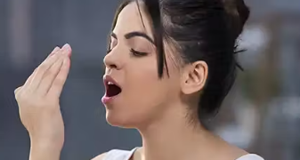 মুখৰ পৰা দুৰ্গন্ধ আহে নেকি? এইটো কামেৰে আঁতৰাব পাৰি মুখৰ দুৰ্গন্ধ