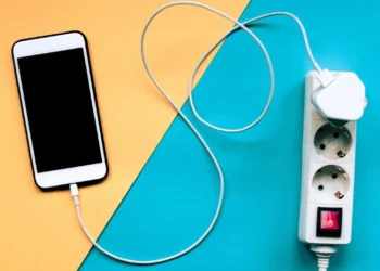 Mobile Charge: সম্পূৰ্ণ চাৰ্জ হোৱাৰ পিছতো ফোনটো চাৰ্জ দিয়ে নেকি? তেন্তে অজানিতে কৰিছে ডাঙৰ ভুল