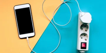 Mobile Charge: সম্পূৰ্ণ চাৰ্জ হোৱাৰ পিছতো ফোনটো চাৰ্জ দিয়ে নেকি? তেন্তে অজানিতে কৰিছে ডাঙৰ ভুল