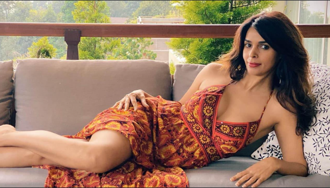 কৰণ জোহৰৰ শ্ব’ক লৈ চৰ্চাৰ শীৰ্ষত মল্লিকা শ্বেৰাৱত