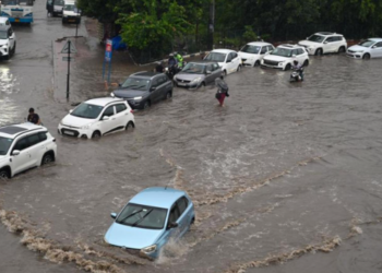 এজাক বৰষুণতে ভাঙিল Smart Cityৰ অহংকাৰ! ঘণ্টা ঘণ্টা ধৰি ৰাজপথতে আবদ্ধ যান-বাহন