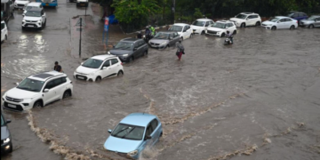 এজাক বৰষুণতে ভাঙিল Smart Cityৰ অহংকাৰ! ঘণ্টা ঘণ্টা ধৰি ৰাজপথতে আবদ্ধ যান-বাহন