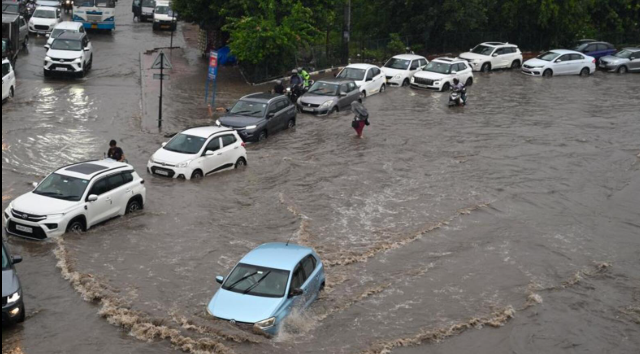 এজাক বৰষুণতে ভাঙিল Smart Cityৰ অহংকাৰ! ঘণ্টা ঘণ্টা ধৰি ৰাজপথতে আবদ্ধ যান-বাহন