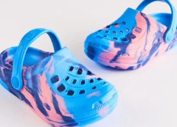 প্ৰতিদিনে Crocs পিন্ধে নেকি? অজানিতে বিপদক নিমন্ত্ৰণ দিছে আপুনি!