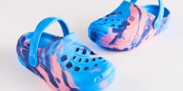 প্ৰতিদিনে Crocs পিন্ধে নেকি? অজানিতে বিপদক নিমন্ত্ৰণ দিছে আপুনি!