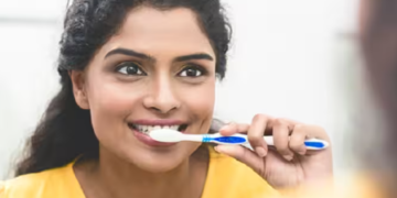 কিমান দিনৰ মূৰত সলনি কৰিব টুথব্ৰাছ? দাঁত ব্ৰাছ কৰাৰ সঠিক নিয়ম জানেনে?