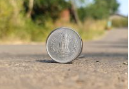 ৰাস্তাত টকাৰ নোট বা মুদ্ৰা পোৱাটো শুভ নে অশুভ?