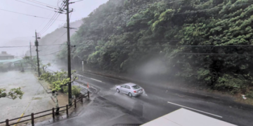 ১৬২ কিলোমিটাৰ বেগত ভয়ংকৰ ৰূপত আহি আছে ঘূৰ্ণীবতাহ