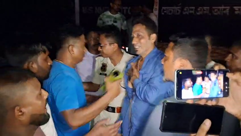ৱাৰ্ড মেম্বাৰৰ গেৰেজত ওলাল বস্তাই বস্তাই বান সাহায্য সামগ্ৰী!