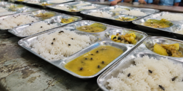 ৭৫খনকৈ বিদ্যালয়ৰ মধ্যাহ্ন ভোজনত ওলাল পোক, নিমখৰ সলনি দিলে ডিটাৰ্জেণ্ট পাউডাৰ
