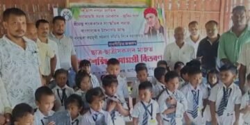 জুবিন গাৰ্গৰ স্মৃতিত মানৱতাৰ সেৱা: বানপীড়িত ২৩৭ ছাত্ৰ-ছাত্ৰীক ইউনিফৰ্ম আৰু বহী বিতৰণ সেউজী বসুন্ধৰাৰ