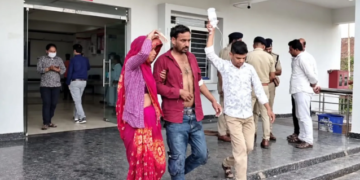 বিষাক্ত সুৰা সেৱন কৰি বিজেপি নেতাকে ধৰি ১১ জনৰ মৃ*ত্যু