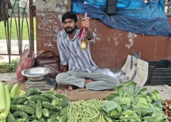 দেশৰ হৈ ৪বাৰকৈ স্বৰ্ণ জয় কৰা খেলুৱৈয়ে এতিয়া ফুটপাথত বিক্ৰী কৰিছে পাচলি