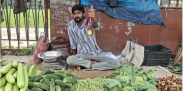 দেশৰ হৈ ৪বাৰকৈ স্বৰ্ণ জয় কৰা খেলুৱৈয়ে এতিয়া ফুটপাথত বিক্ৰী কৰিছে পাচলি