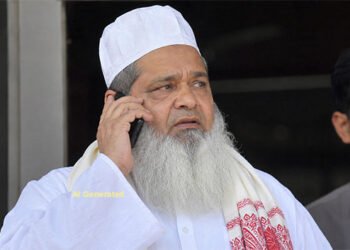 নিৰ্বাচনৰ পূৰ্বেই আজমলৰ লাগিল নেকি শনি? কোনে চুৰি কৰিলে বদৰুদ্দিন আজমলৰ মোবাইল?