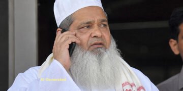 নিৰ্বাচনৰ পূৰ্বেই আজমলৰ লাগিল নেকি শনি? কোনে চুৰি কৰিলে বদৰুদ্দিন আজমলৰ মোবাইল?
