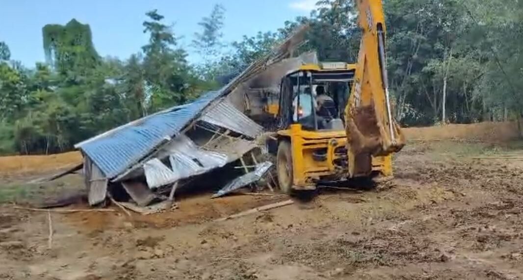 পুনৰ বন বিভাগৰ বুলড’জাৰৰ গৰ্জন