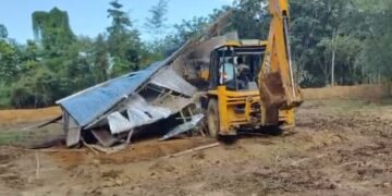 পুনৰ বন বিভাগৰ বুলড’জাৰৰ গৰ্জন