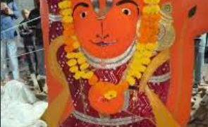 মন্দিৰ ভাঙিল, কিন্তু আঁতৰাব নোৱাৰিলে ১৭০ বছৰ পুৰণি হনুমানৰ মূৰ্তি