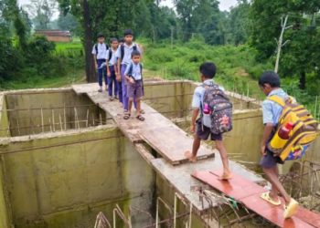জীৱন-মৃত্যুৰে খেলা কৰি বিদ্যালয়লৈ কণমানিৰ ছাত্ৰ-ছাত্ৰীৰ বিপদসংকুল যাত্ৰা