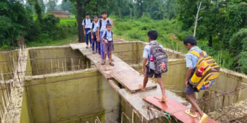 জীৱন-মৃত্যুৰে খেলা কৰি বিদ্যালয়লৈ কণমানিৰ ছাত্ৰ-ছাত্ৰীৰ বিপদসংকুল যাত্ৰা