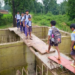 জীৱন-মৃত্যুৰে খেলা কৰি বিদ্যালয়লৈ কণমানিৰ ছাত্ৰ-ছাত্ৰীৰ বিপদসংকুল যাত্ৰা
