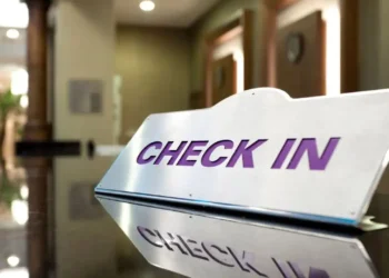 Hotel Check In Time: হোটেলত চেক-ইনৰ সময় দুপৰীয়া ১২ বজা কিয় দিয়ে?