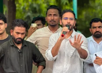 এক্সন মুডত দিল্লী আৰক্ষী, বিমানৰ ভিতৰৰ পৰা আটক অভিজিত দীপকে, সৌৰভ দাস আৰু আশুতোষ ৰাংকাক