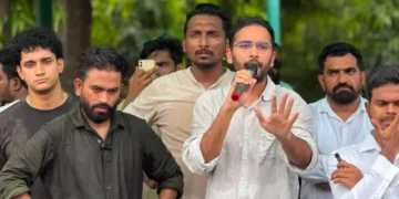 এক্সন মুডত দিল্লী আৰক্ষী, বিমানৰ ভিতৰৰ পৰা আটক অভিজিৎ দীপকে, সৌৰভ দাস আৰু আশুতোষ ৰাংকাক