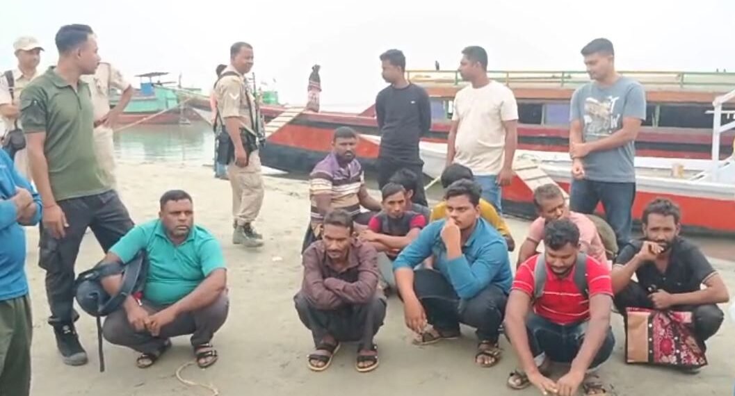ধনৰ বিনিময়ত সীমান্ত পাৰ কৰোৱায় বাংলাদেশীক