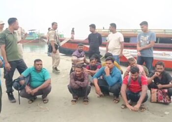 ধনৰ বিনিময়ত সীমান্ত পাৰ কৰোৱায় বাংলাদেশীক