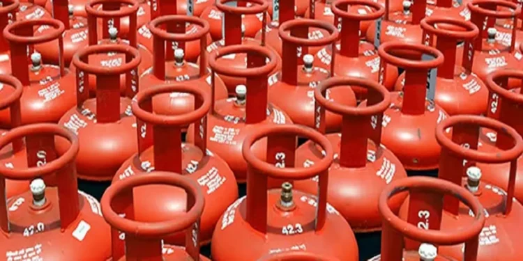LPG গেছ চিলিণ্ডাৰৰো থাকে Expiry Date, ক্ৰয়ৰ পূৰ্বে জানক এই কথা