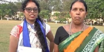 যিখন কলেজত মাতৃ চাফাই কৰ্মী, সেই কলেজৰ পৰাই কন্যাই লাভ কৰিলে ডক্টৰেট ডিগ্ৰী