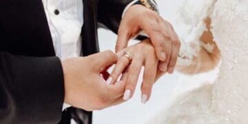 বিৱাহৰ বাবে উপযুক্ত স্বামী বিচাৰি যুৱতীৰ চমৎকাৰী কৌশল