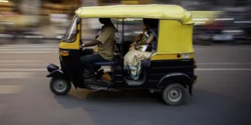 Auto Rickshaw Facts: অটো ৰিক্সাত কিয় তিনিটা চকা থাকে? ৯৯% লোকে নাজানে এই কথা
