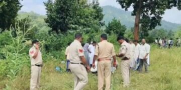 মহিলাক হাৰাশাস্তি কৰি আছিল যুৱকে! ঘৰলৈ মাতি মহিলাই যুৱকৰ কাঢ়িলে প্ৰাণ