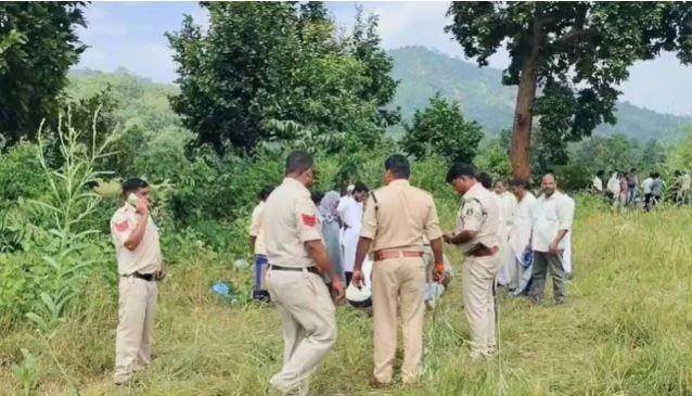 মহিলাক হাৰাশাস্তি কৰি আছিল যুৱকে! ঘৰলৈ মাতি মহিলাই যুৱকৰ কাঢ়িলে প্ৰাণ