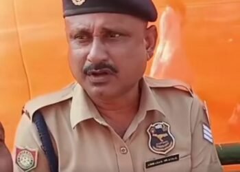 নিৰ্বাচনী প্ৰচাৰ সভাত মহাভুল কৰি চাকৰি হেৰুৱালে চৰকাৰী কৰ্মচাৰীয়ে