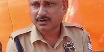 নিৰ্বাচনী প্ৰচাৰ সভাত মহাভুল কৰি বিপদত চৰকাৰী কৰ্মচাৰীয়ে