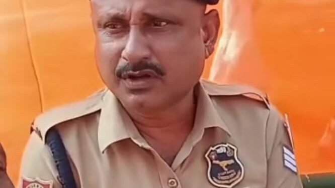 নিৰ্বাচনী প্ৰচাৰ সভাত মহাভুল কৰি বিপদত চৰকাৰী কৰ্মচাৰীয়ে