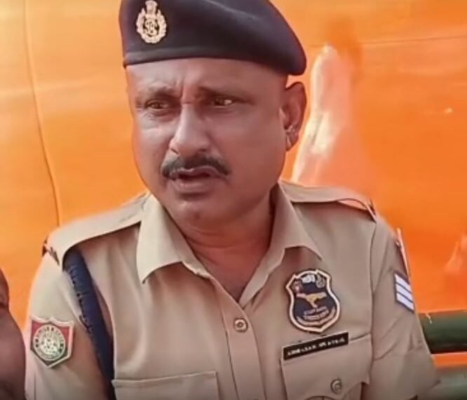 নিৰ্বাচনী প্ৰচাৰ সভাত মহাভুল কৰি বিপদত চৰকাৰী কৰ্মচাৰীয়ে